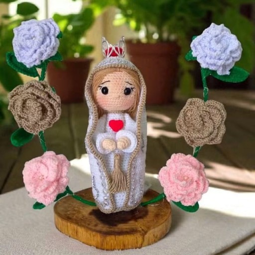 Virgen con flores y luces